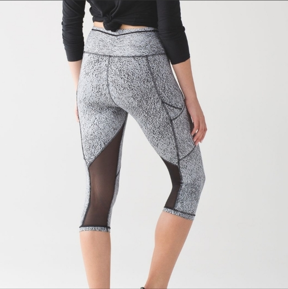 Lululemon Outrun Athletic Crops Power Luxtreme in Spray Jacquard White/Black, 8 - Picture 4 of 10